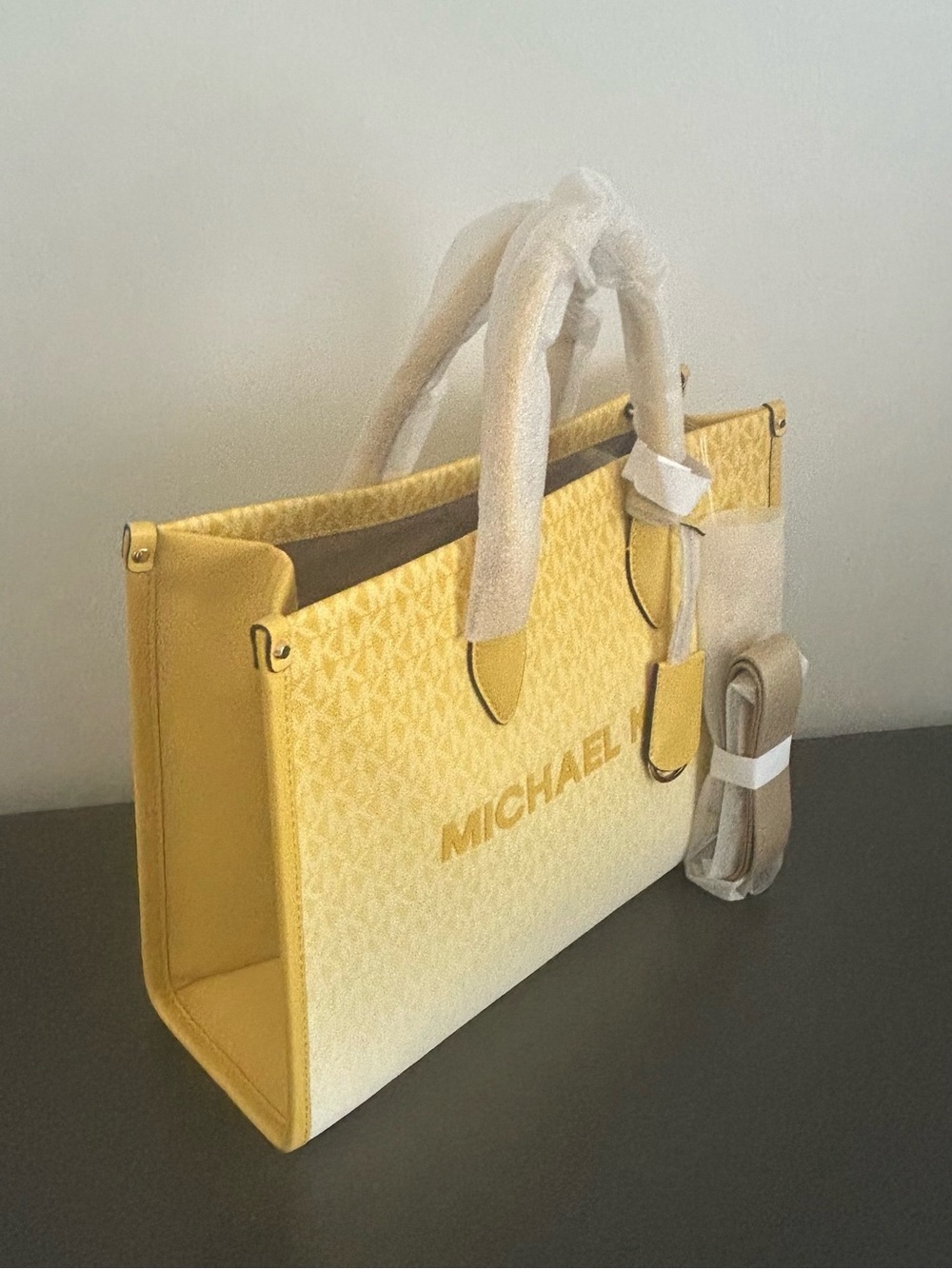 Michael Kors Mirella Medium East West Tote Daisy Yellow MK Signature Crossbody - Picture 4 of 12